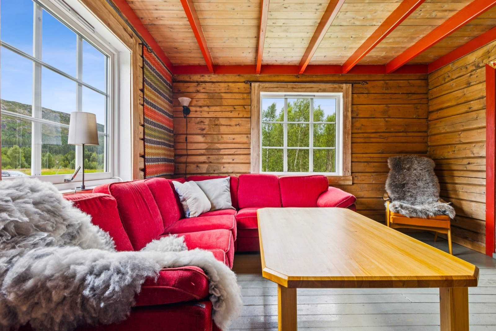 Lys og trivelig stue med god plass til både familie og gjester. Originalt tregulv og tømring gir en lun og autentisk atmosfære. Galleribilde