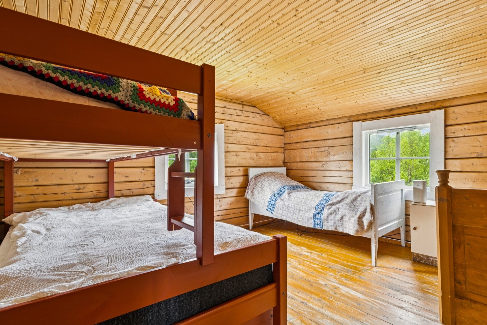 Loftetasjen har tre innredede soverom, alle med god plass og naturlig lys. Disse er ikke godkjent mtp. rømning da vinduene er for små. Galleribilde