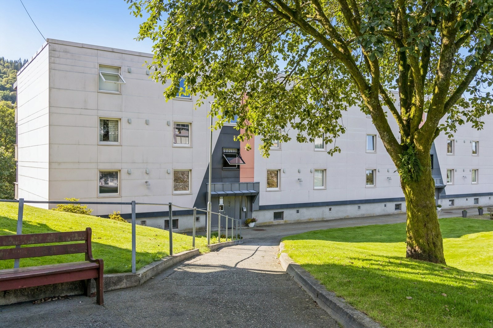 Hjertelig velkommen til Elvenesvegen 13C. Meget god plassering i brl. Tilbaketrukket fra hovedveien. Galleribilde