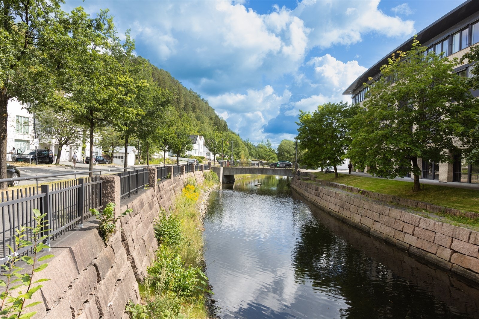 Bo i et område med gode bussforbindelser til Kolsås T-bane og Sandvika, som gjør hverdagslogistikken enkel. Galleribilde