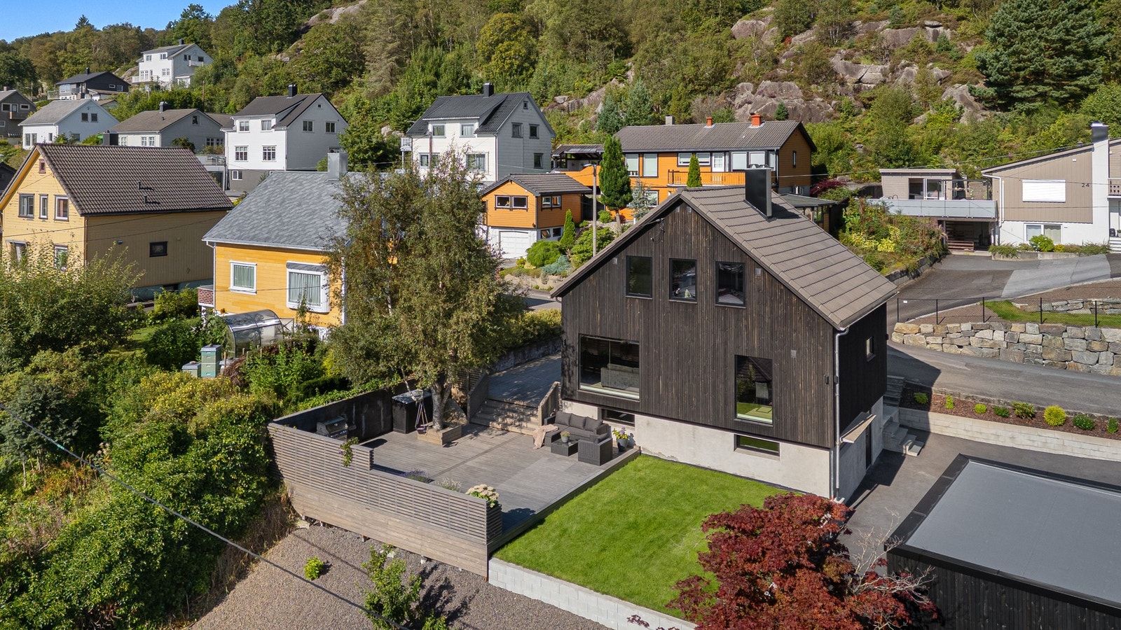 Tomten måler 702 kvm. På nedsiden av terrassen og hagen så har man et bedd med flere muligheter - skap din egen oase! Galleribilde