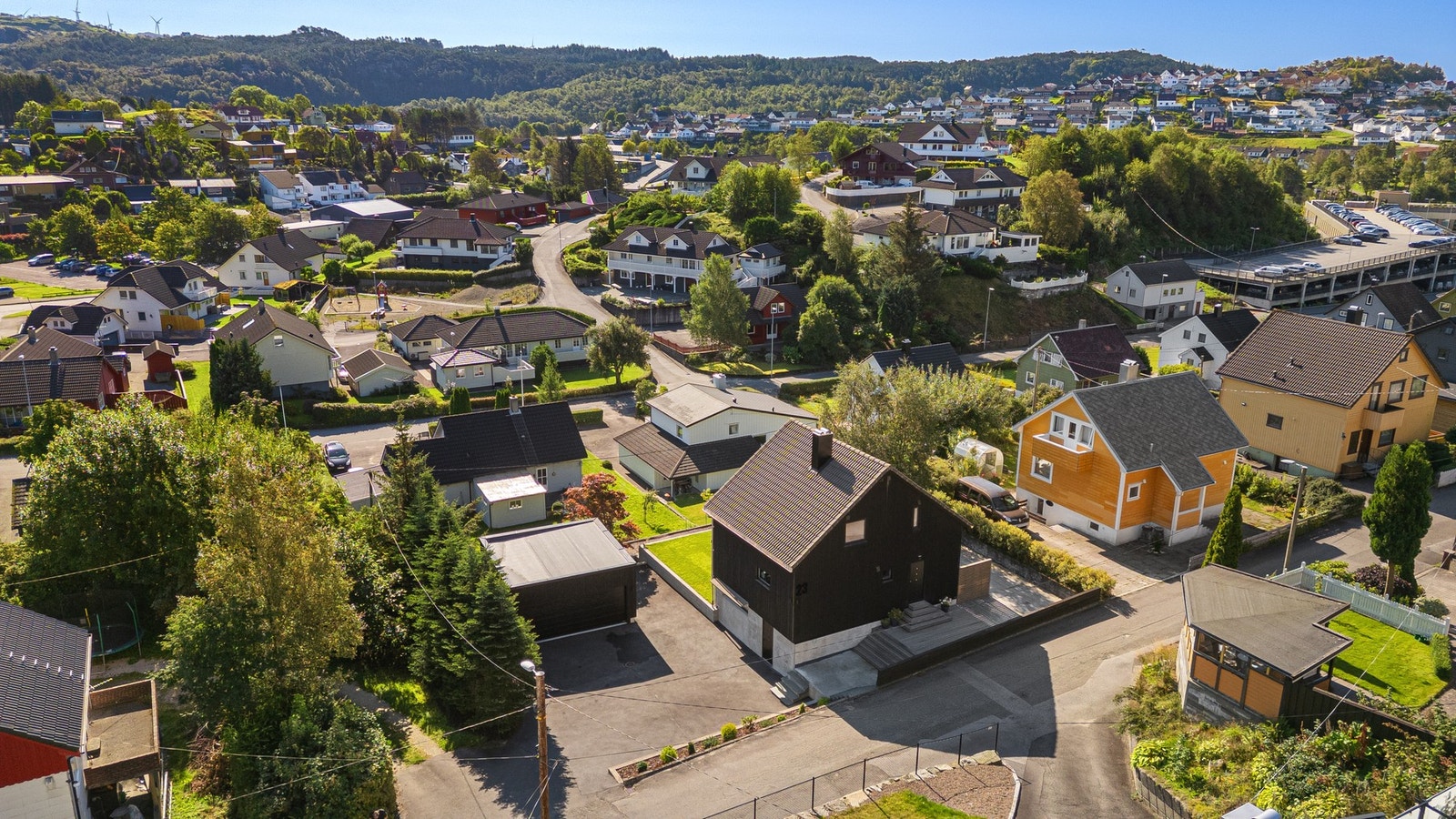 Garasjen er satt opp i 2024. Man få plass til flere biler på tomt og i garasje. Klargjort for el-bil lader. Galleribilde