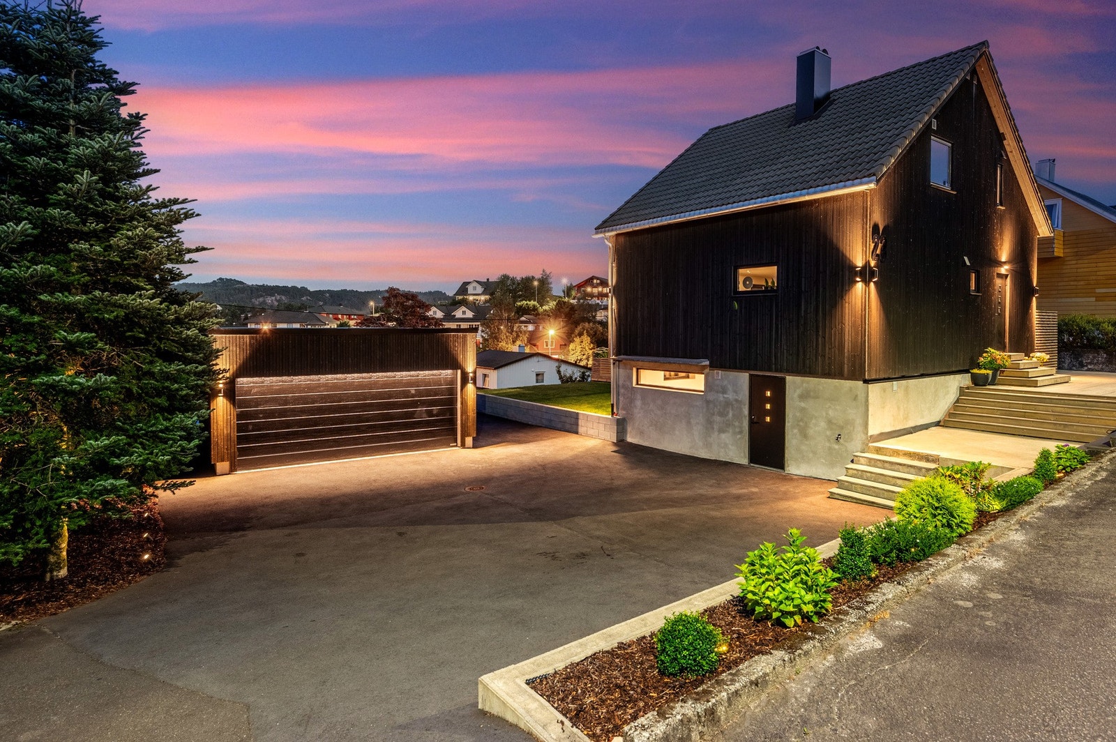 Oppgradert enebolig m/ dobbel garasje | Pent opparbeidet, solrik tomt | Terrasseareal på 126 kvm | Attraktiv beliggenhet Galleribilde