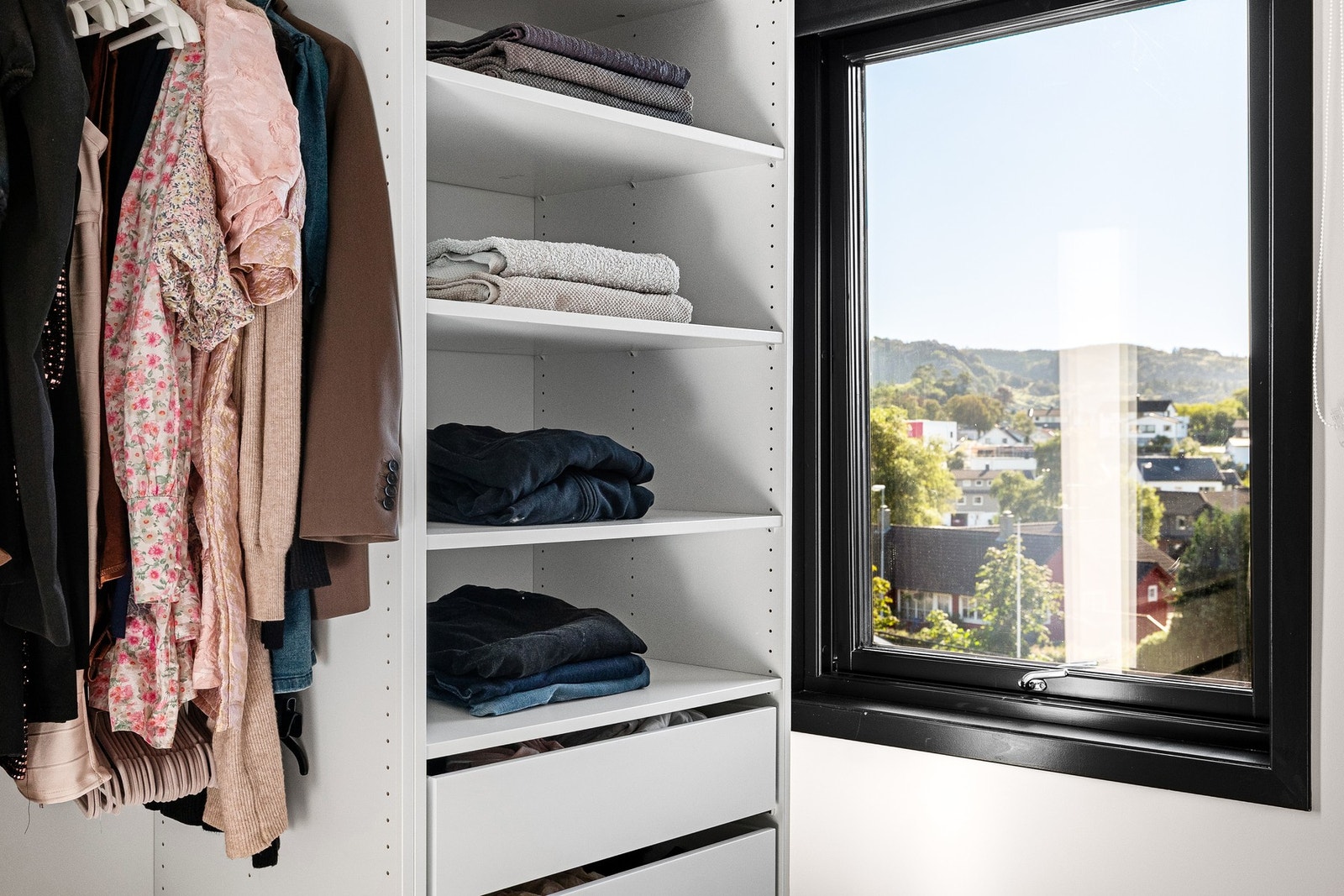 Soverom 2 i dag innredet som walk-in garderobe. Galleribilde