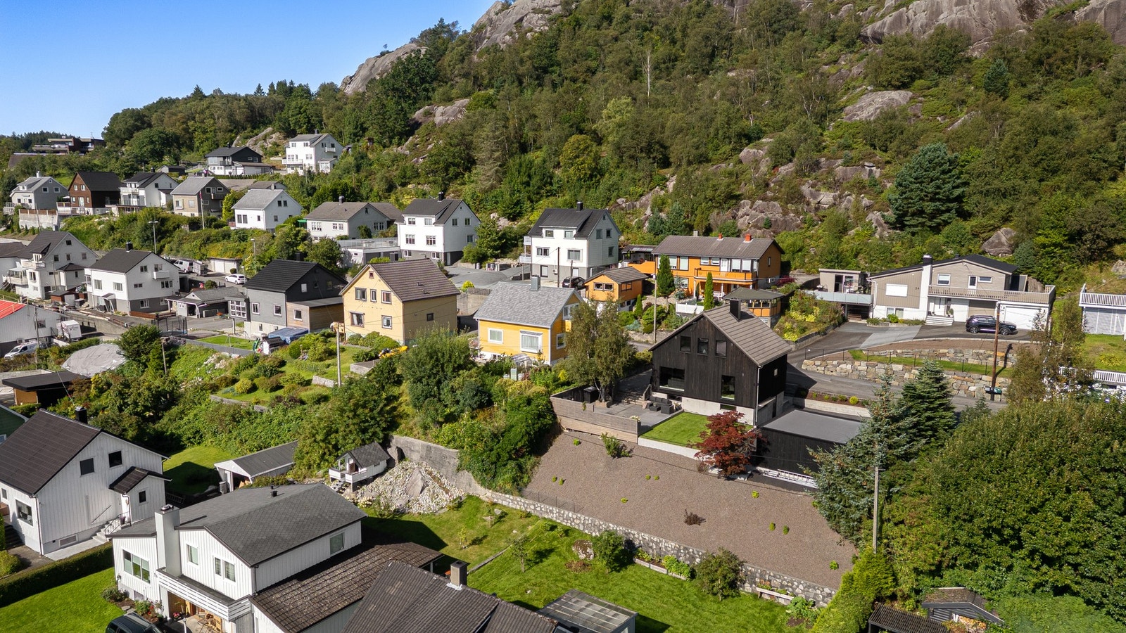 I tillegg ligger både dagligvarebutikker, treningssentre og andre servicetilbud i nærheten, slik at du har det meste du trenger innen rekkevidde. Galleribilde