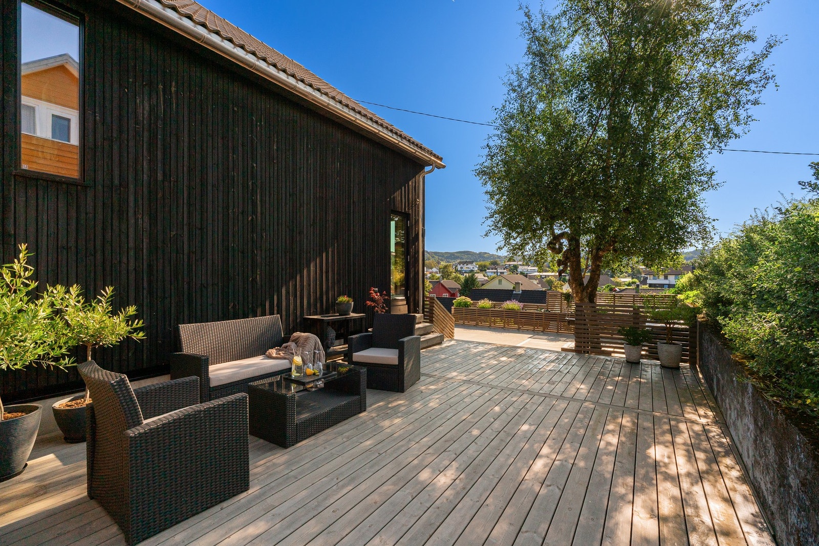 Eiendommen er solrik og utendørs har man flere koselige soner. Galleribilde