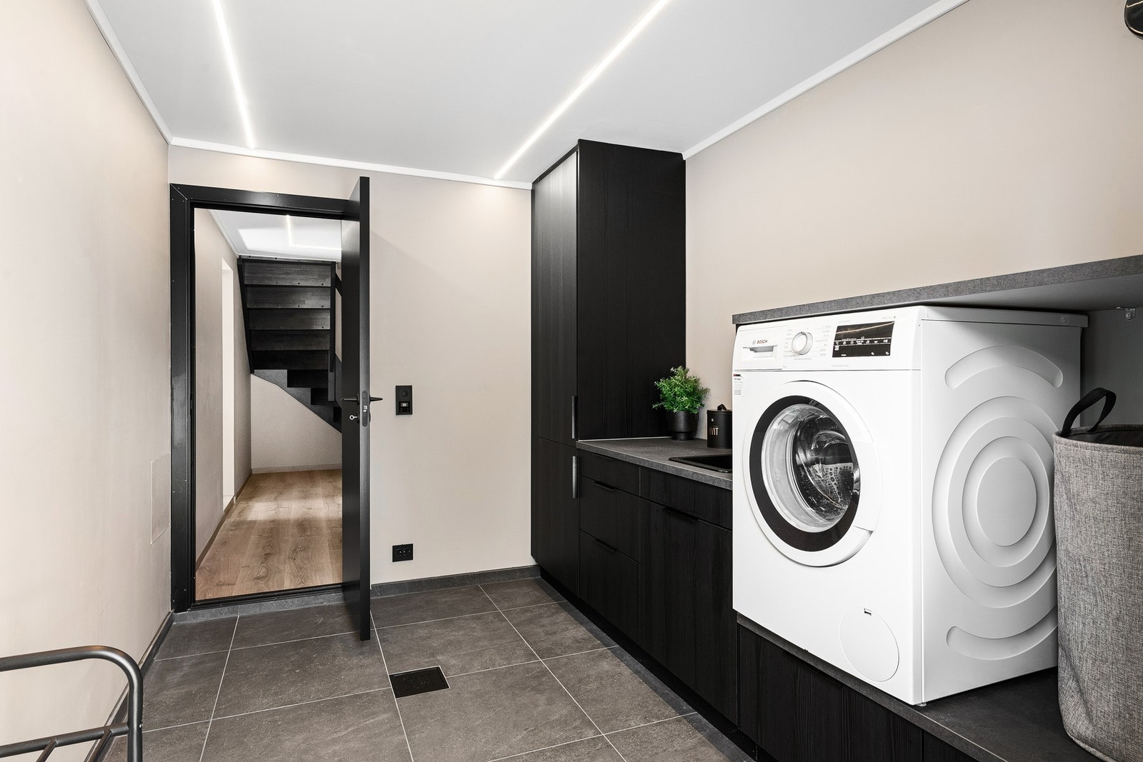 Vaskerommet er praktisk innredet slik at klesvasken i hverdagen går som en drøm! Galleribilde