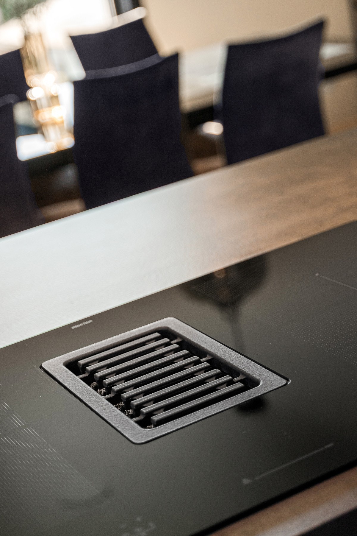 Koketopp/kjøkkenventilator montert i benkeplaten. Galleribilde