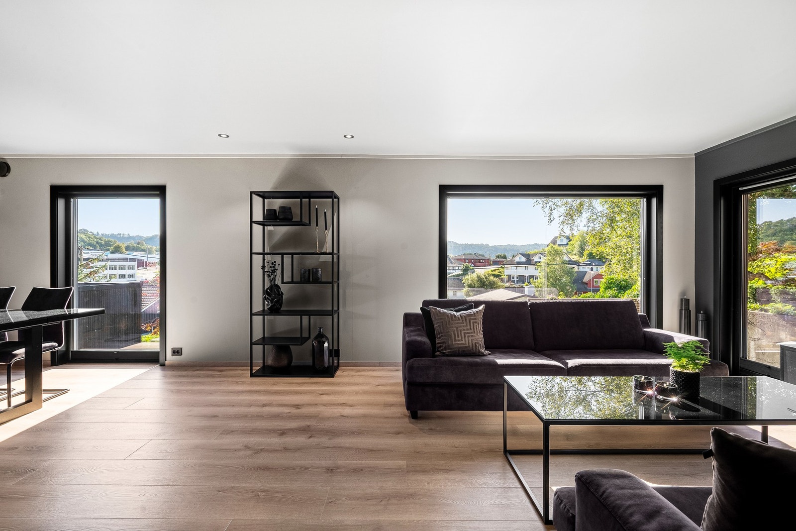 Stuen er lys og åpen, store vindusflater slipper inn rikelig med dagslys. Galleribilde