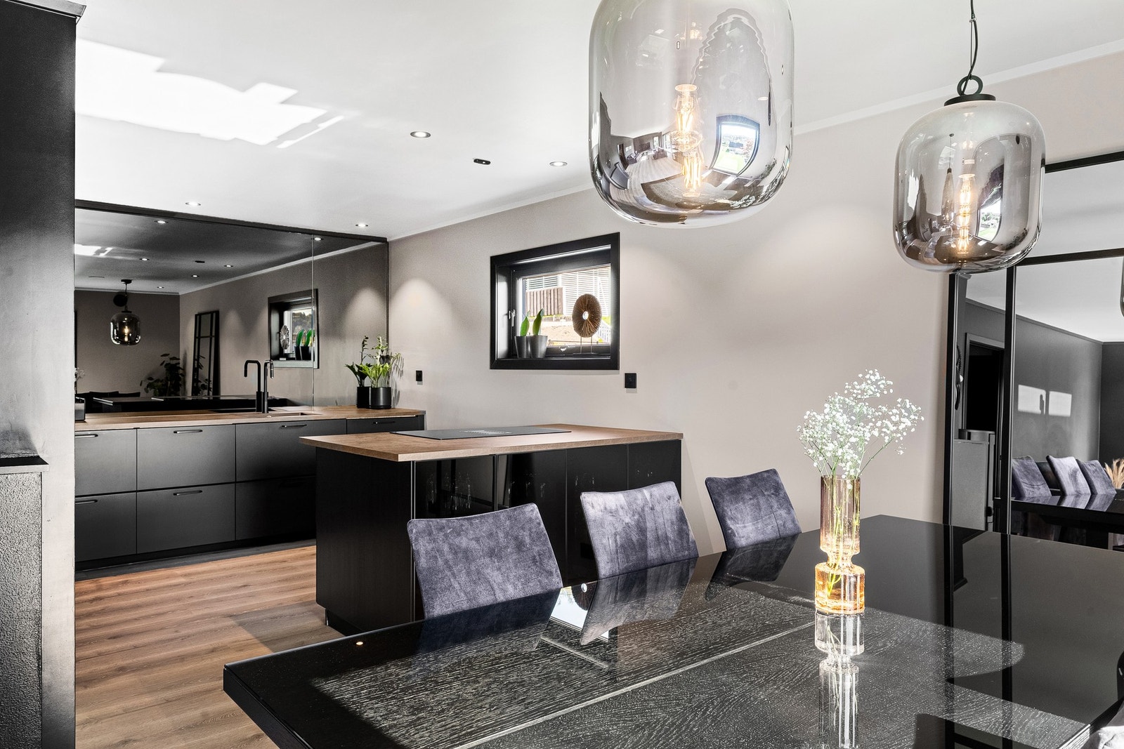 Stue og kjøkken i åpen løsning. Galleribilde