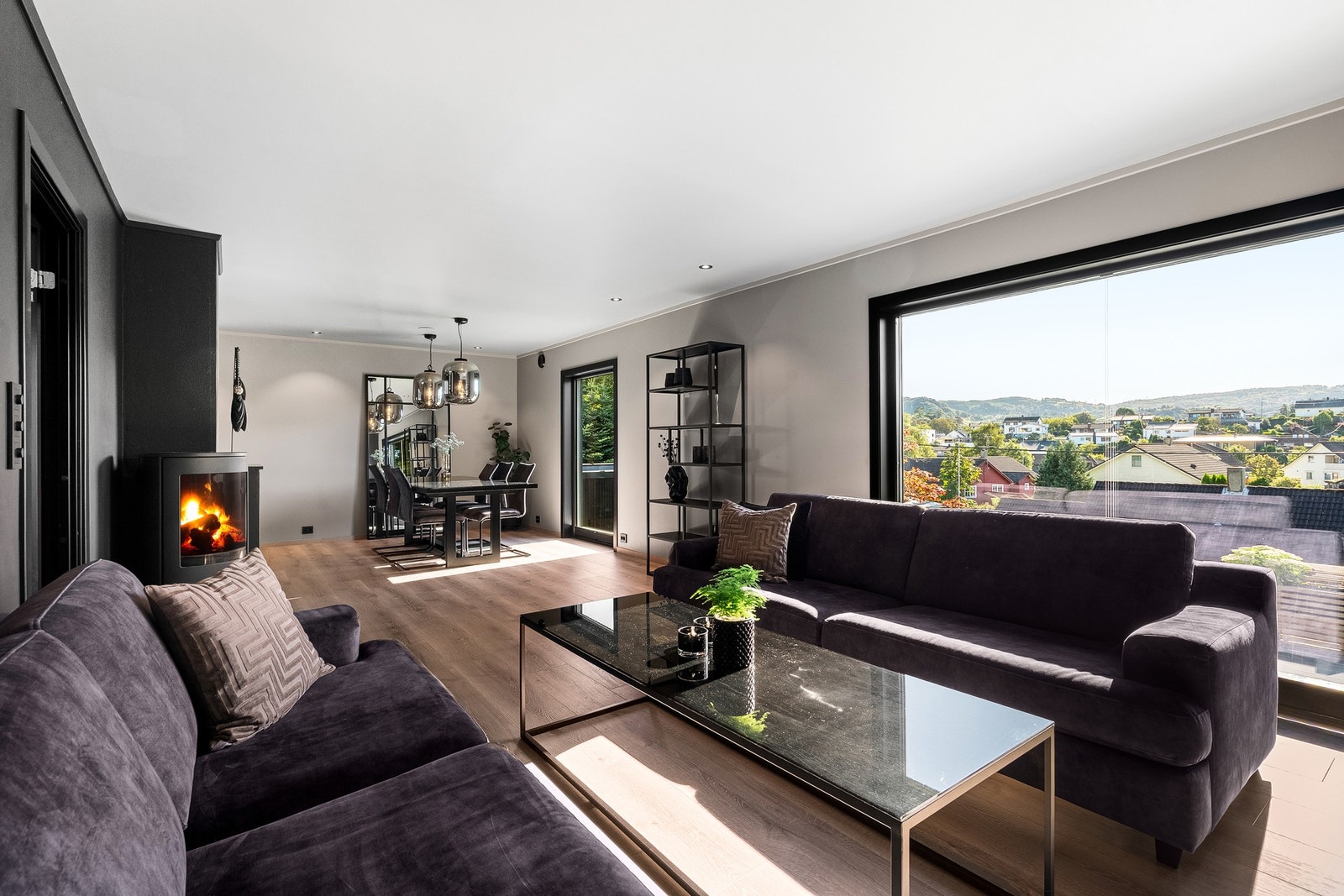 Velkommen inn! 1. etasje inneholder stue/kjøkken, entré, trapperom, toalettrom. Galleribilde