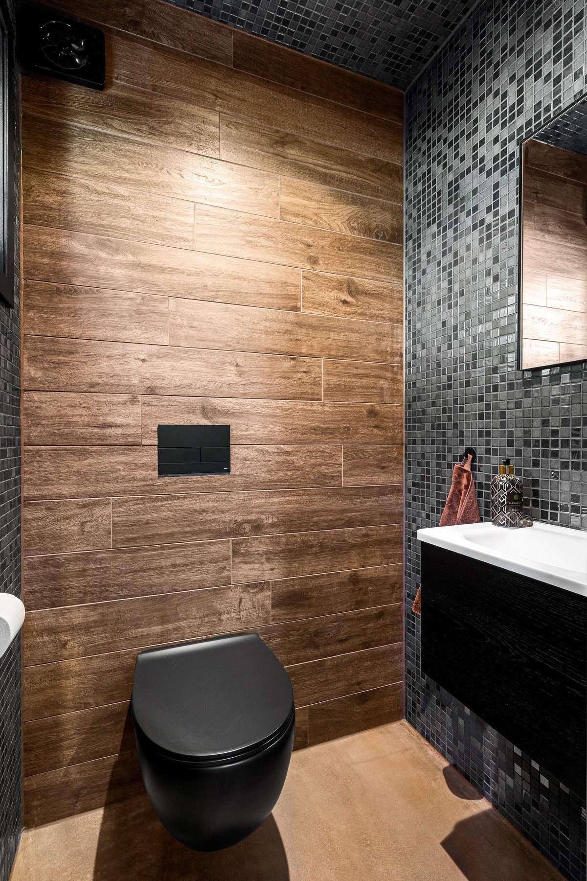 Praktisk og pent utført gjeste-wc. Galleribilde