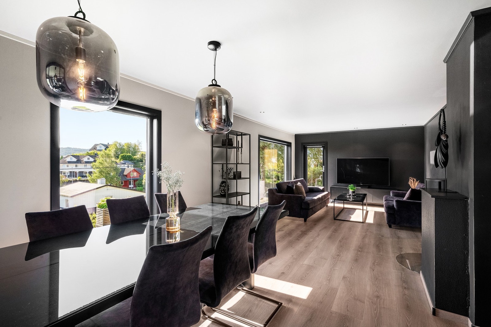 God plass til spisebord og stoler. Galleribilde