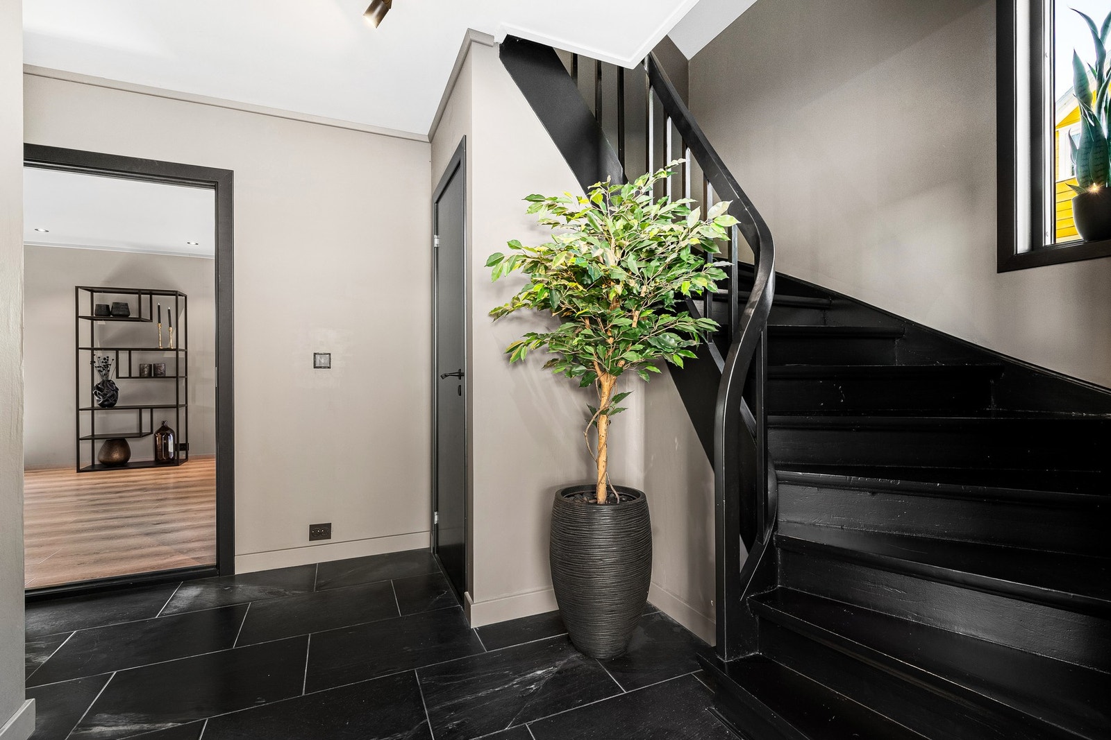 Videre tilkomst til 2. etasje. Galleribilde