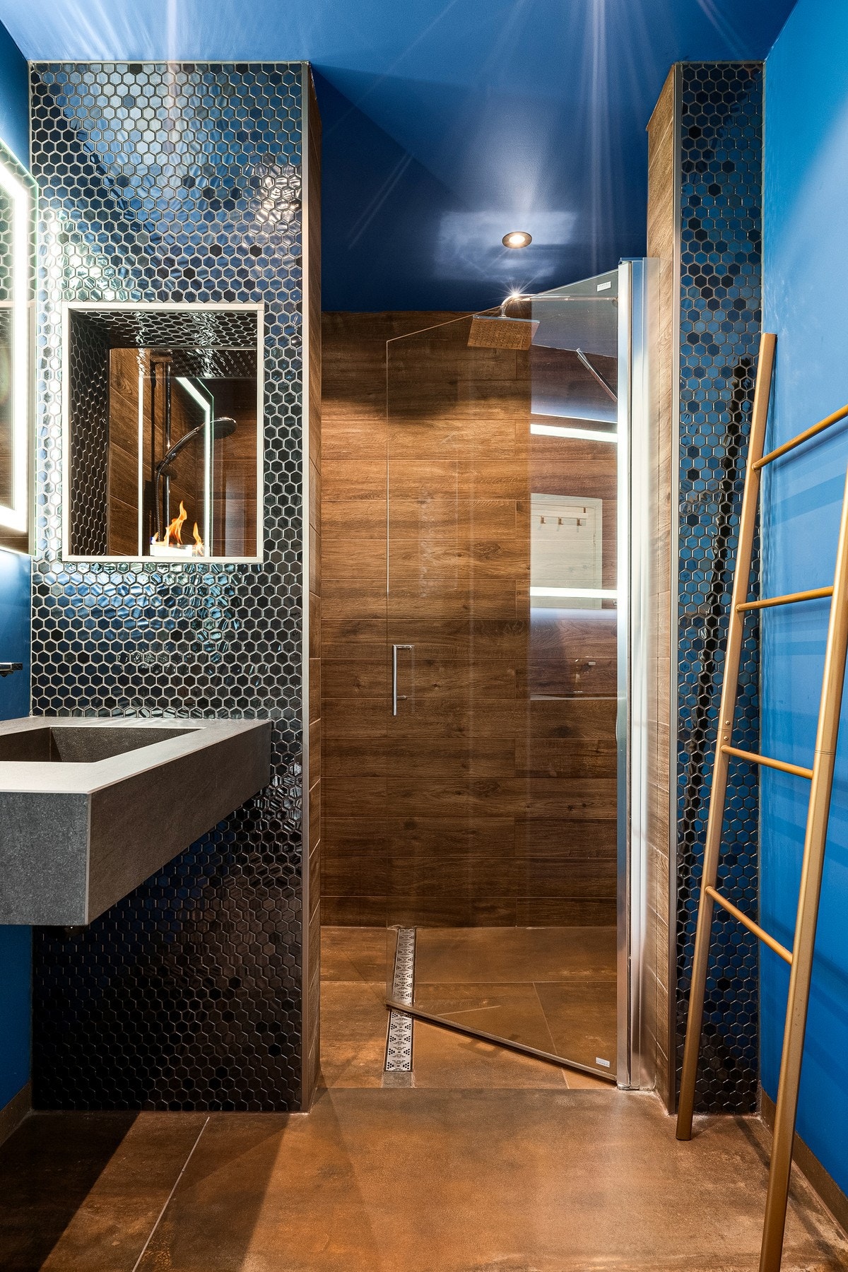 Badet er innredet med dusj , toalett og seksjon med servant. Badet
er oppgradert i 2019. Galleribilde