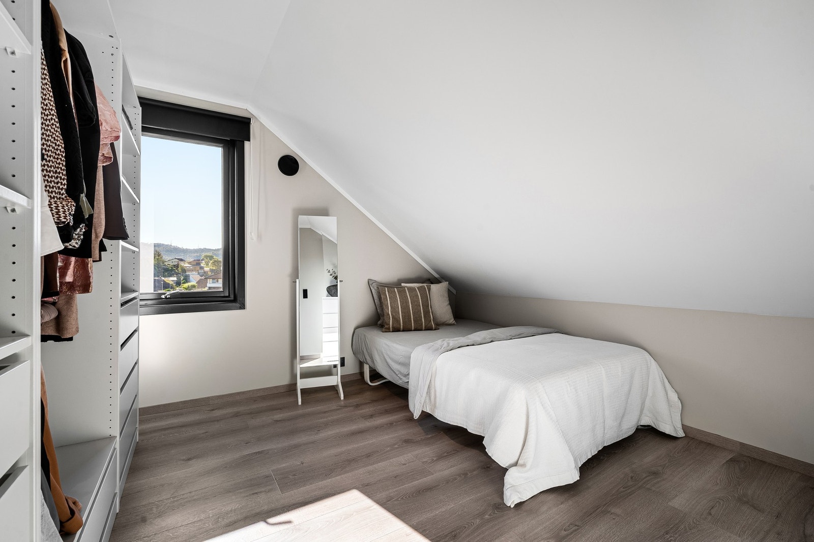 Soverom 2, egner seg ypperlig som gjesterom eller walk-in garderobe. Galleribilde