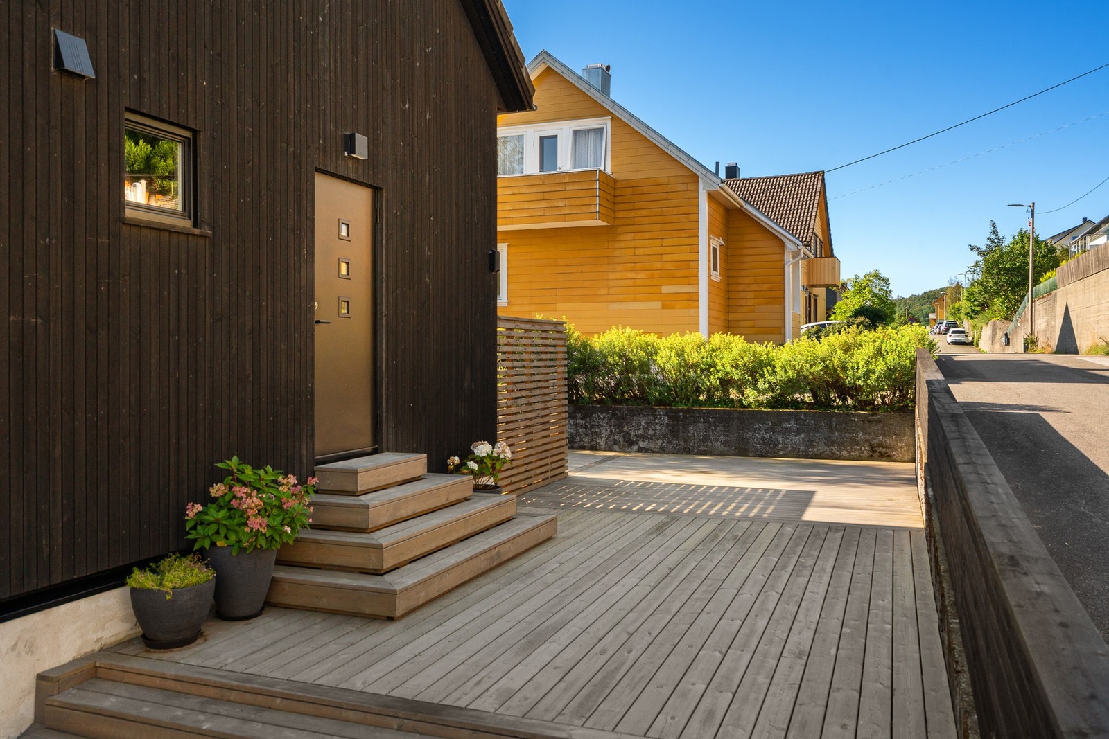 Boligen er oppgradert med blant annet ny taktekking, takrenner kledning, vinduer, dører, isolering, drenering, vann og avløp, eklektisk. Galleribilde