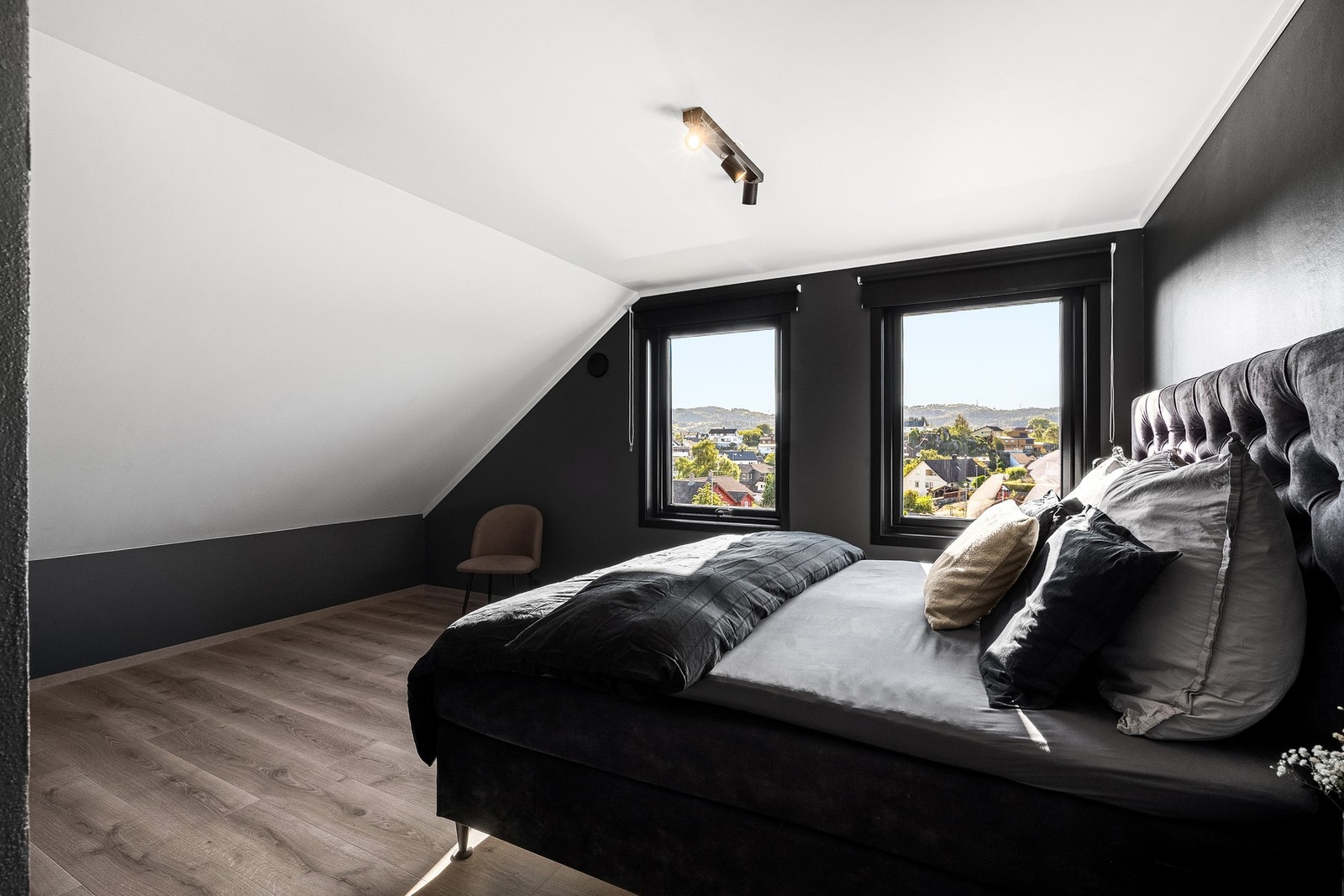 Vi beveger oss opp i 2. etasje, etasjen inneholder 3 soverom og bad. Galleribilde