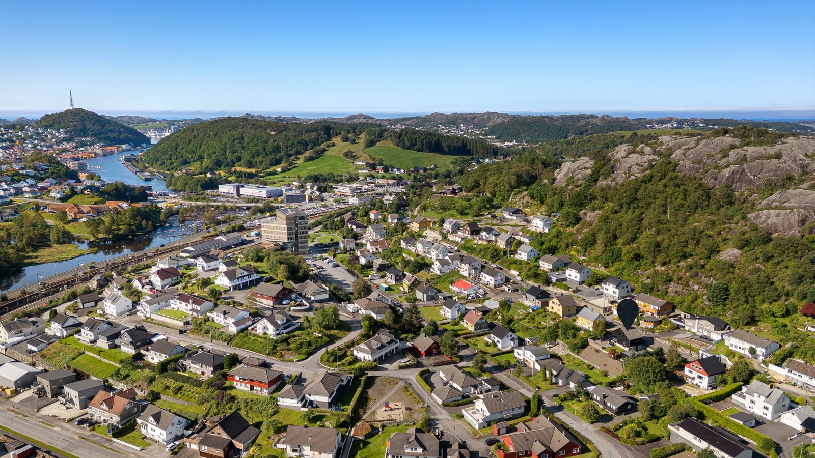 Egrefjellveien 23 ligger i et etablert og attraktivt boligområde i Egersund. Her bor du i et rolig og familievennlig nabolag, omgitt av flotte naturområder og med kort vei til sentrum. Galleribilde