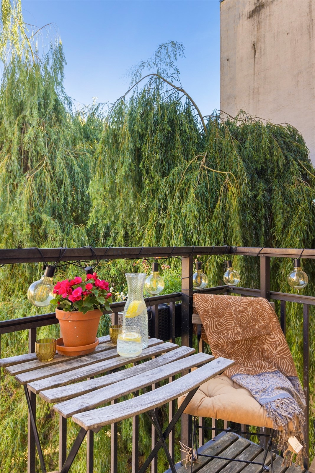 Balkongen har rom til både sittegruppe og dekorativ beplantning. Galleribilde