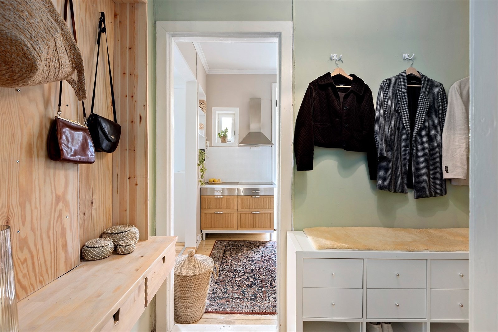 Dette er en åpen og innbydende gang med gode muligheter for praktisk innredning. Galleribilde