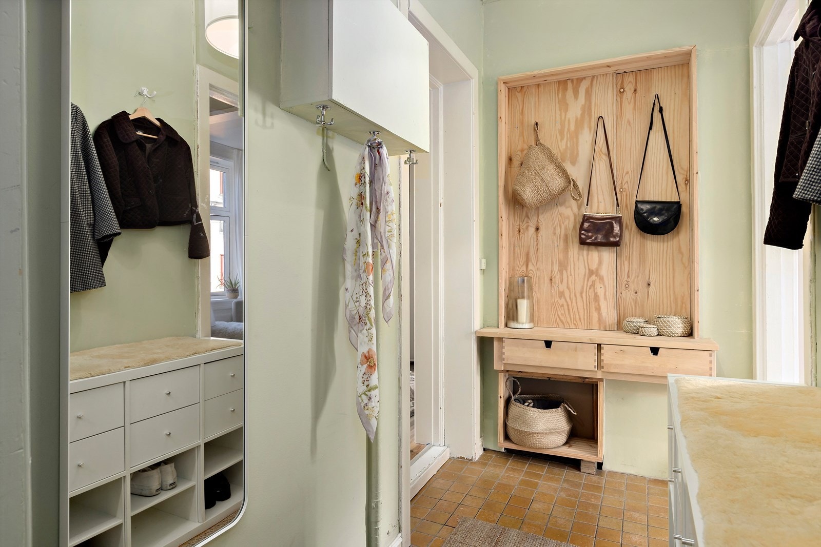 En innbydende entré med mulighet for oppheng av ytterklær og plassering av sko. Galleribilde