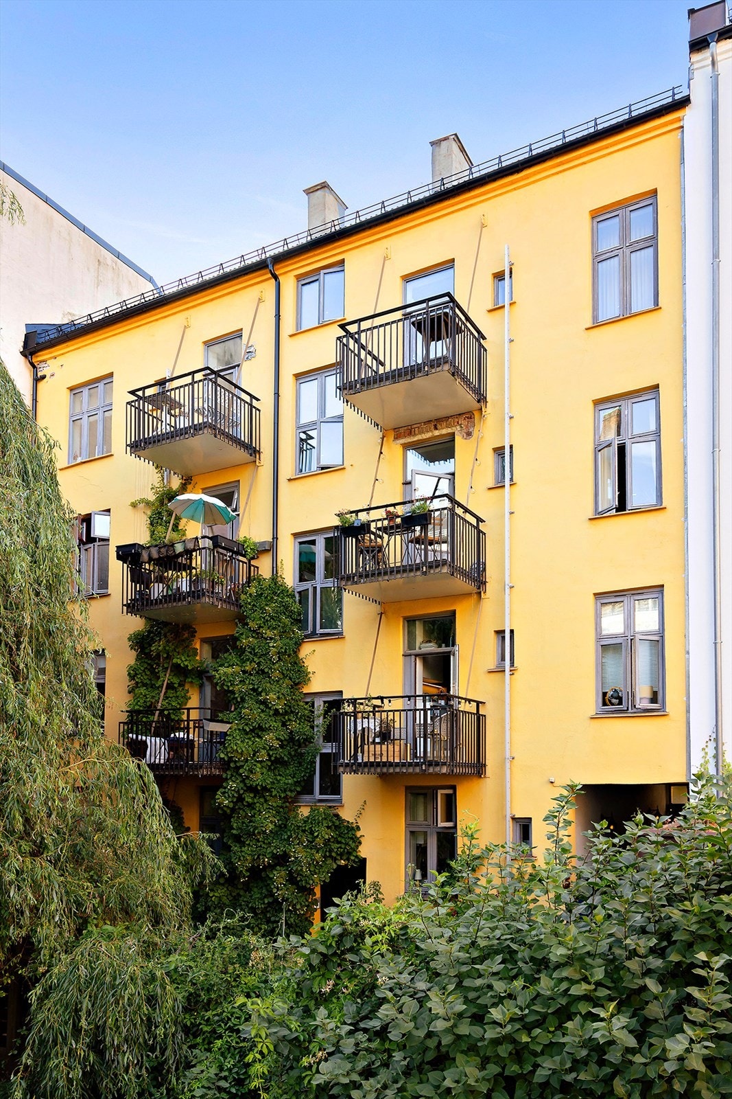 Tredje etasje gir leiligheten en fin høyde over bakken og godt med dagslys. Galleribilde