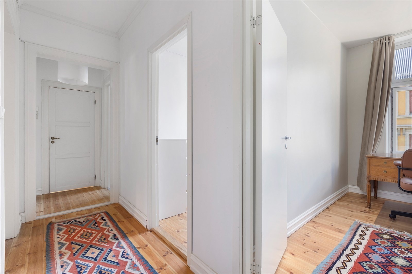 Plassrik gang som gir enkel adkomst til boligens øvrige rom. Galleribilde