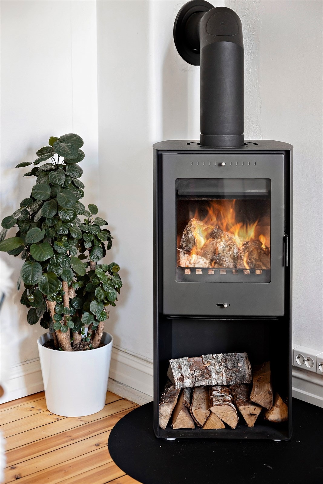 Vedovnen sørger for lun oppvarming og god stemning. Vedovnen ble installert i 2025. Galleribilde