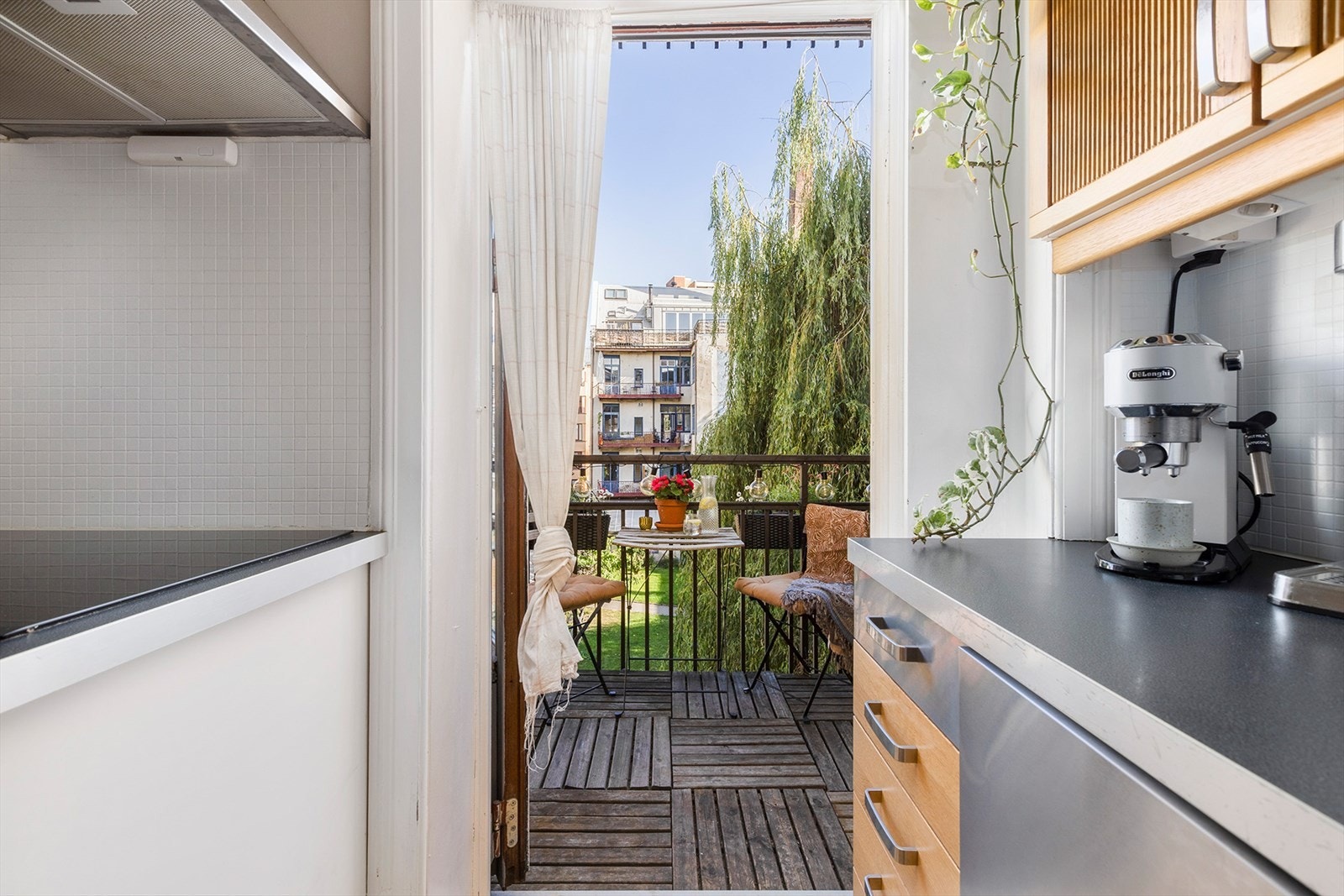 Fra kjøkkenet er det utgang til en hyggelig sydøstvendt balkong på ca. 3 kvm, som vender mot rolig indre gårdsrom. Galleribilde