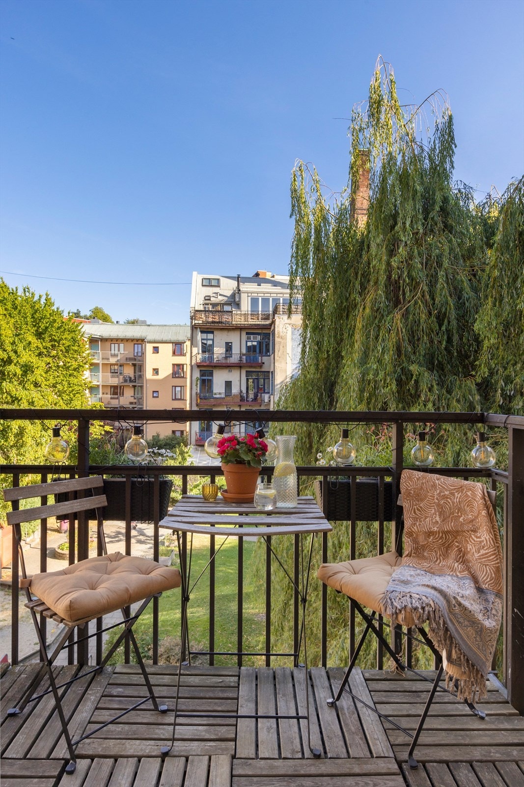 Hyggelig balkong, ideell for rolige stunder og morgenkaffe i solen. Galleribilde