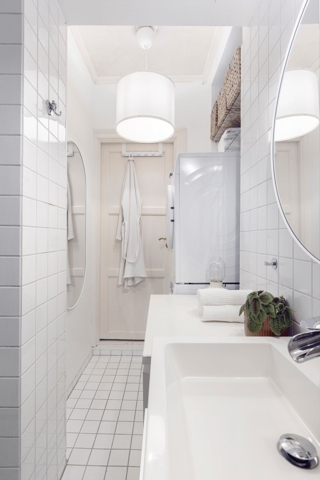 Store flater med hvite fliser gir en ren og luftig atmosfære, samtidig som det er romslig nok for daglig bruk. Galleribilde