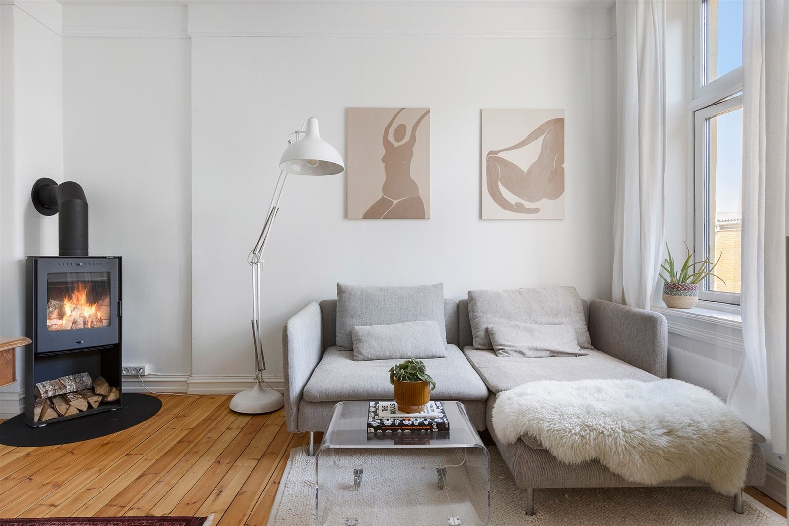 Leiligheten inneholder stue med gode møbleringsmuligheter, kjøkken med adkomst til sydøstvendt balkong, bad og tre soverom. Galleribilde