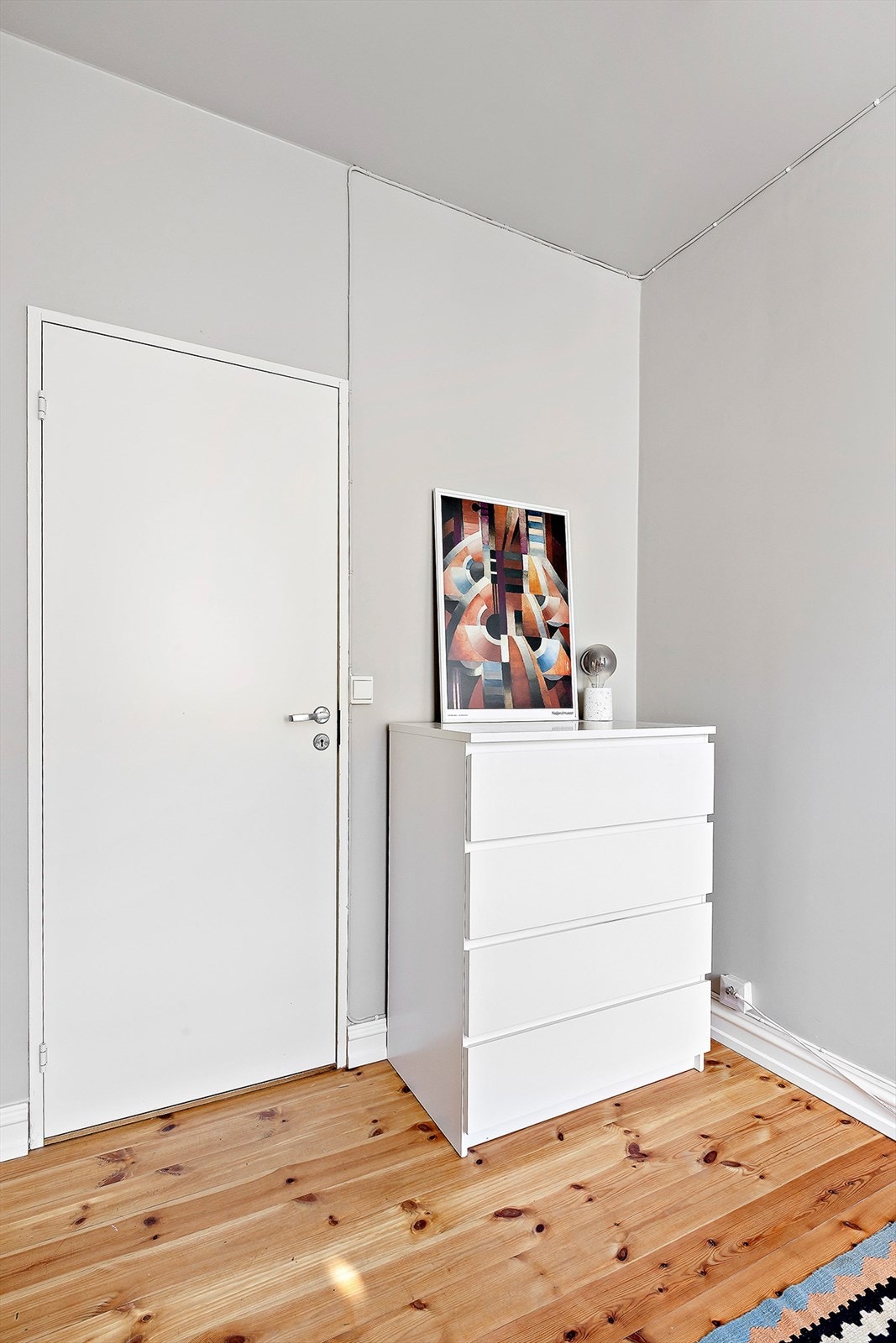 Rommet tilbyr rikelig plass til både møblering og oppbevaring. Galleribilde