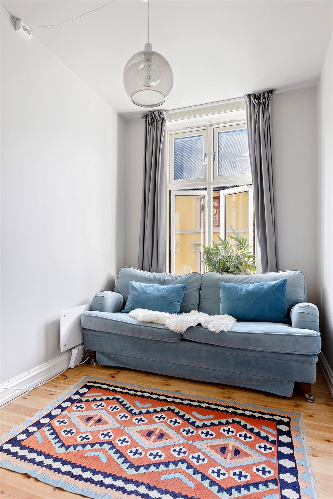 Et lyst soverom med stort vindu som gir godt med dagslys gjennom hele dagen. Galleribilde