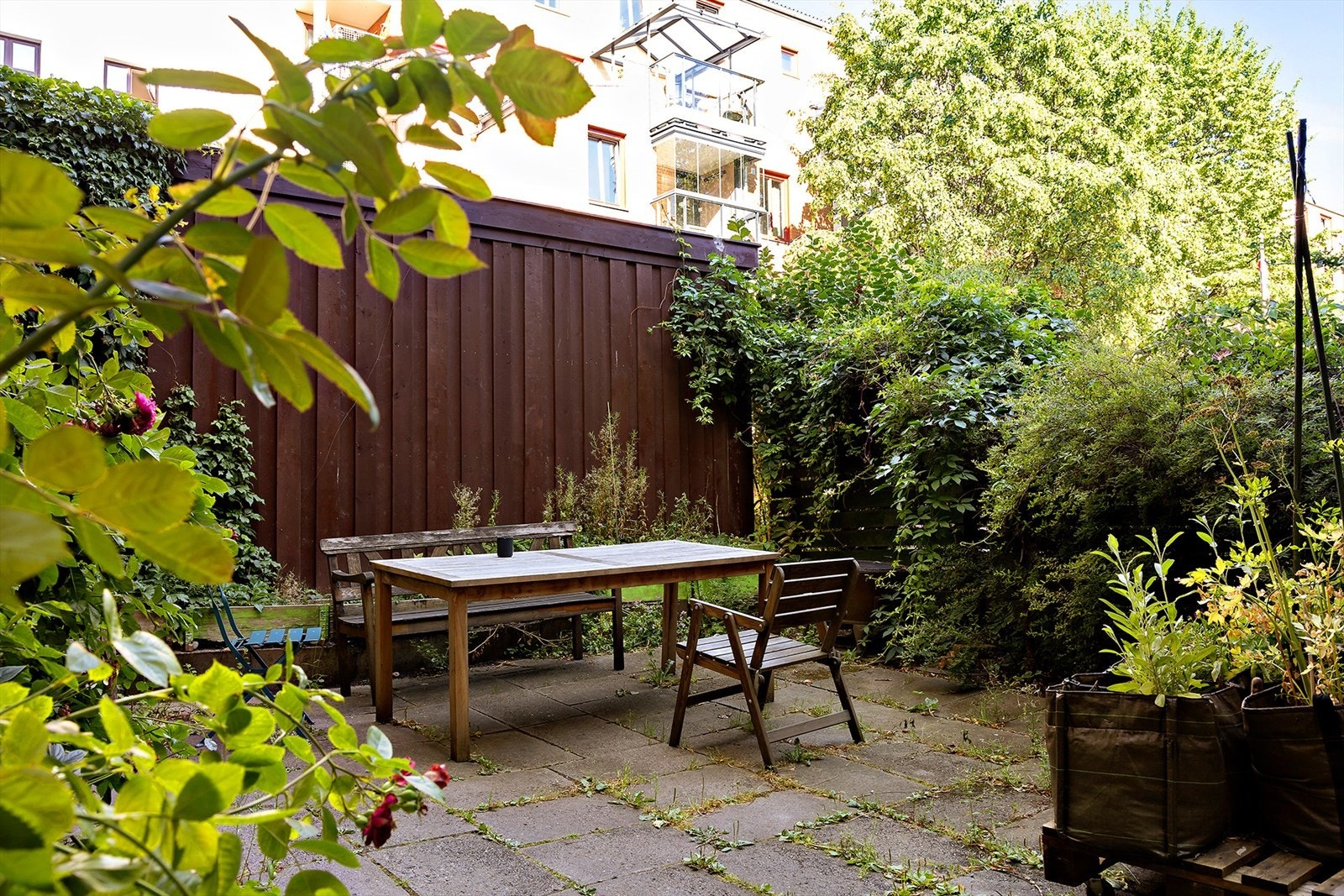 Rolig og trivelig bakgård som inviterer til både morgenkaffen og lange sommerkvelder. Galleribilde