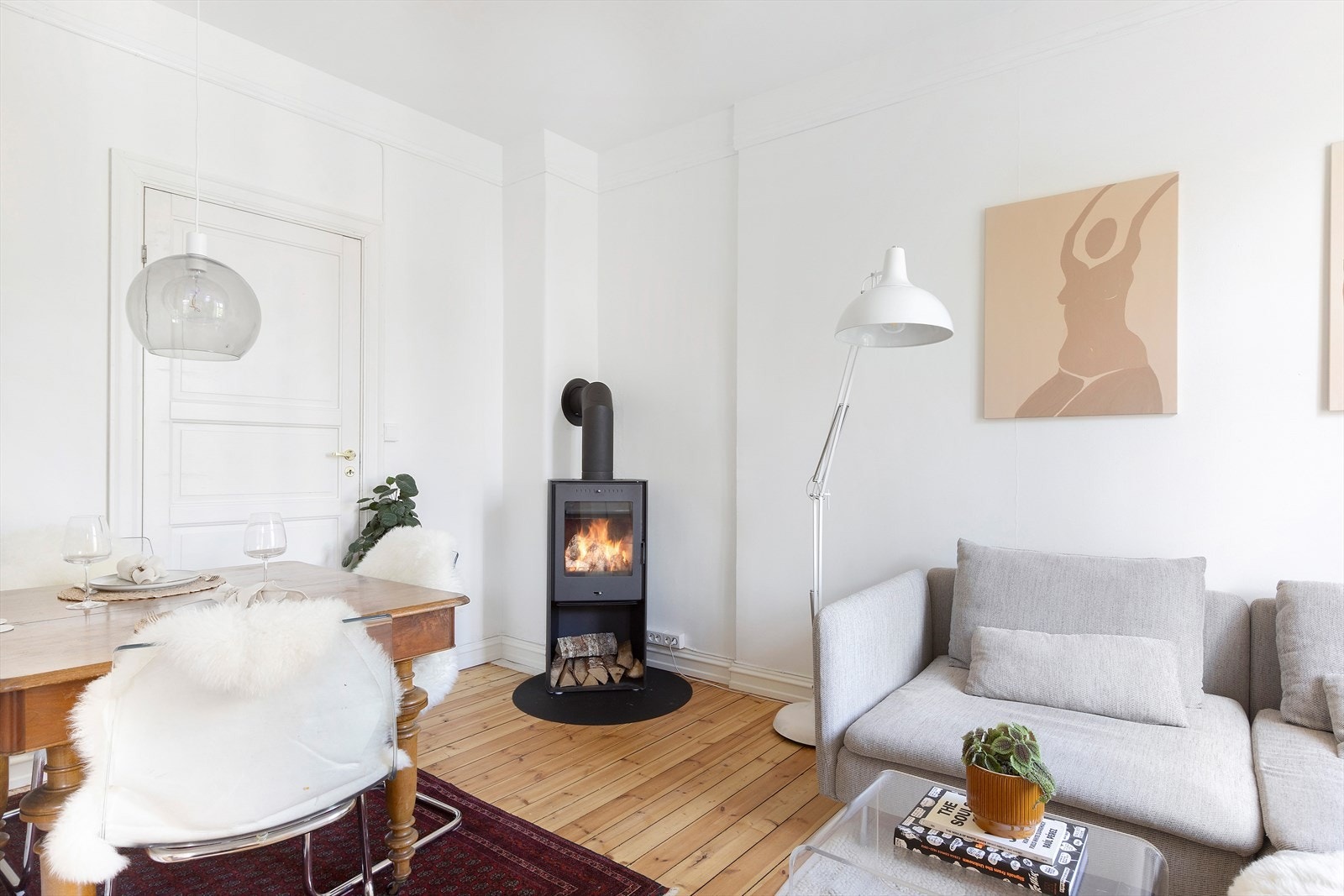 Dette er en pen og gjennomtenkt leilighet med tre soverom og luftig atmosfære, komfortabelt plassert i 3. etasje. Galleribilde