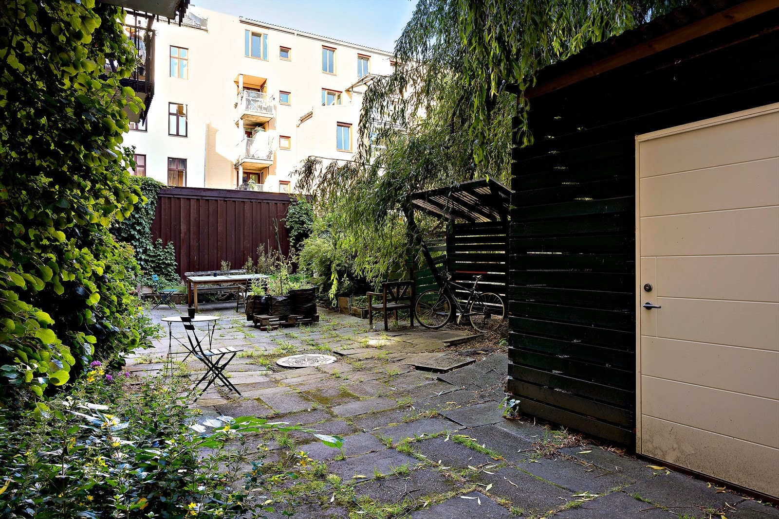 Pent opparbeidet fellesområde i bakgården, ideell for grillkvelder og hyggelige treff. Galleribilde