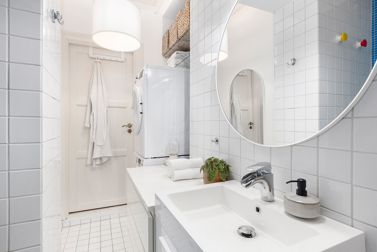 Badet fremstår lyst, pent og romslig, med flislagt overflate. Galleribilde