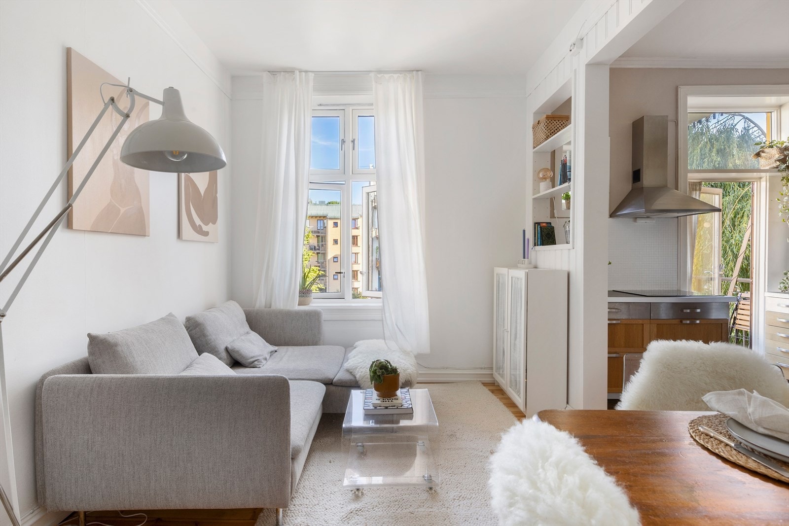 Stuen fremstår romslig og innbydende, med store vindusflater som fyller rommet med naturlig lys. Galleribilde