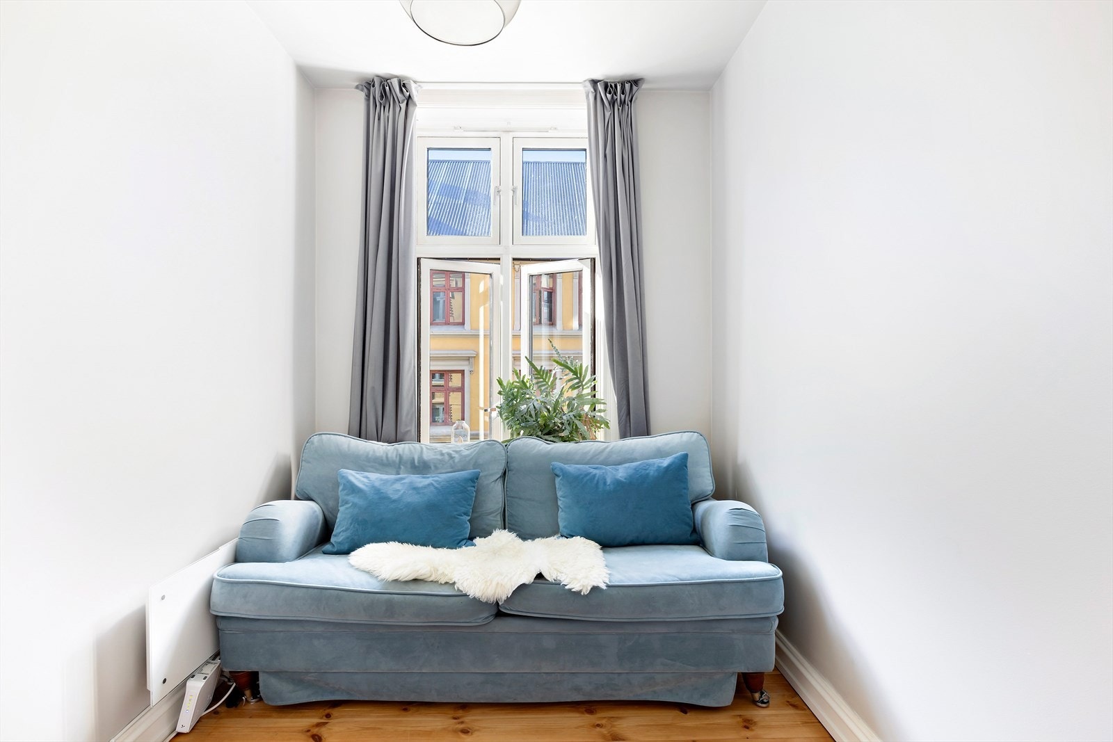 Et generøst soverom med rom for seng og fleksibel møblering. Galleribilde