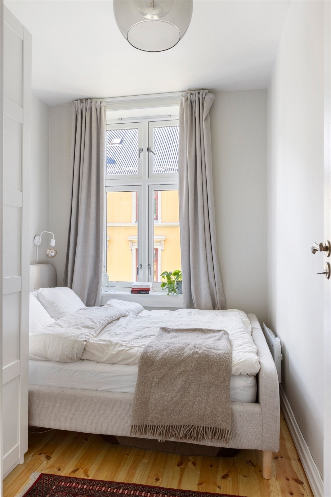 Rommet har et stort vindu som slipper inn rikelig med naturlig lys. Galleribilde