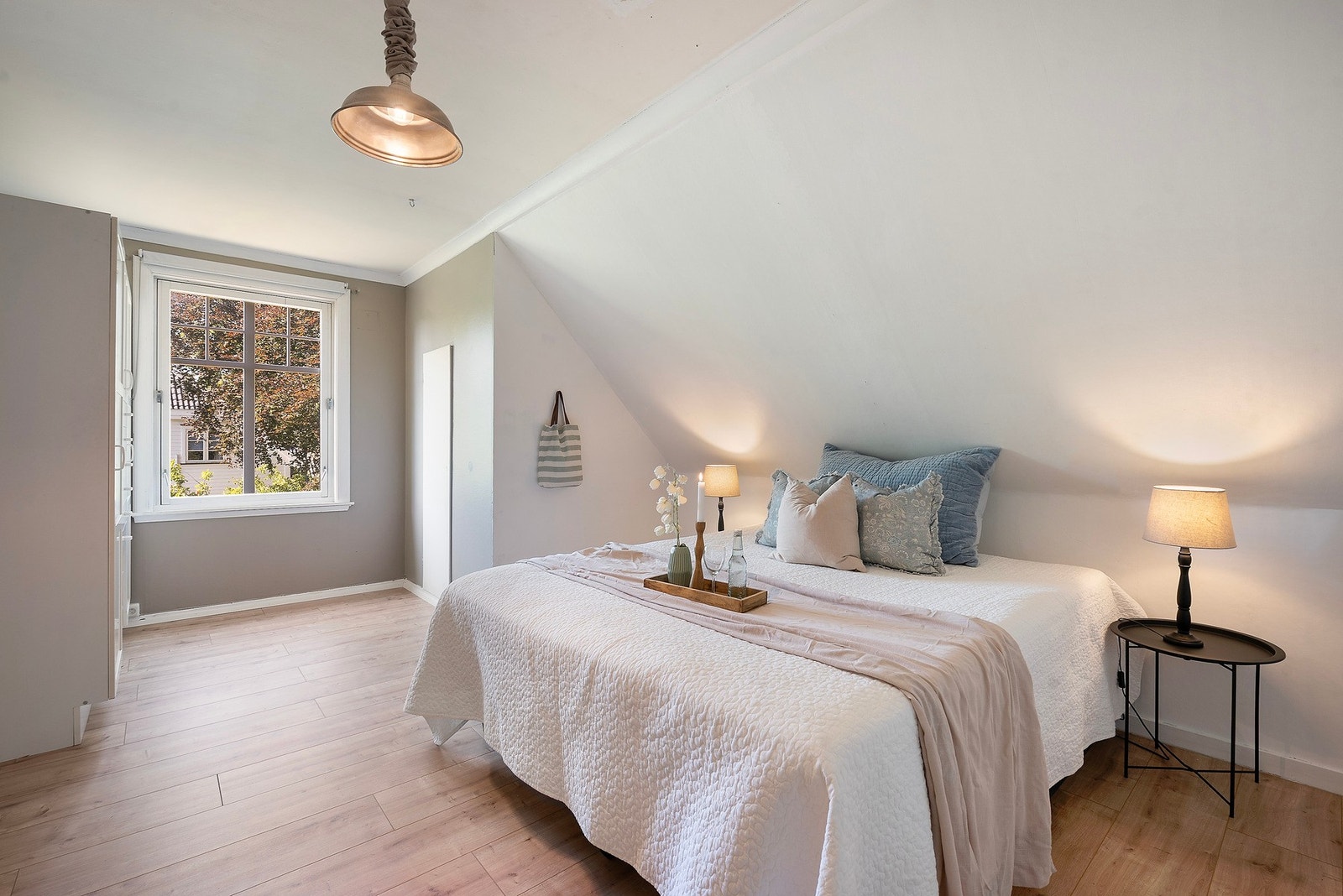 I andre etasje ligger soveroms avdelingen som inneholder 3 fine soverom samt et bad og eget wc rom Galleribilde