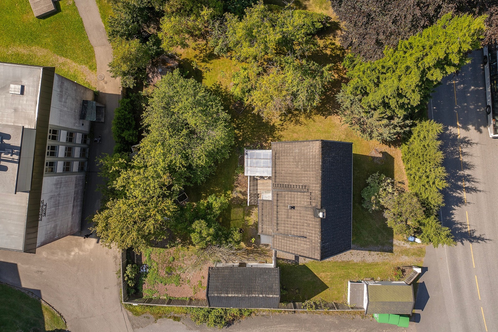 Her bor du rett ved skolen, butikk og flotte naturområder. Galleribilde