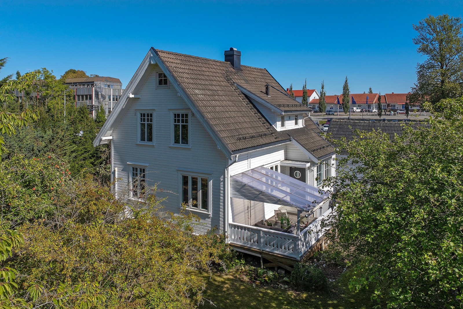 Romslig bolig over to etasjer pluss kjeller og et loft. Galleribilde