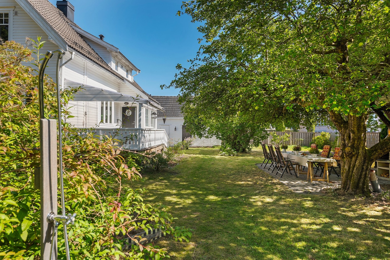 Romantisk villa - med frukthage og uthus. Her får du alt fra epler, moreller, blåbær, rabarbra gressløk og plommer Galleribilde