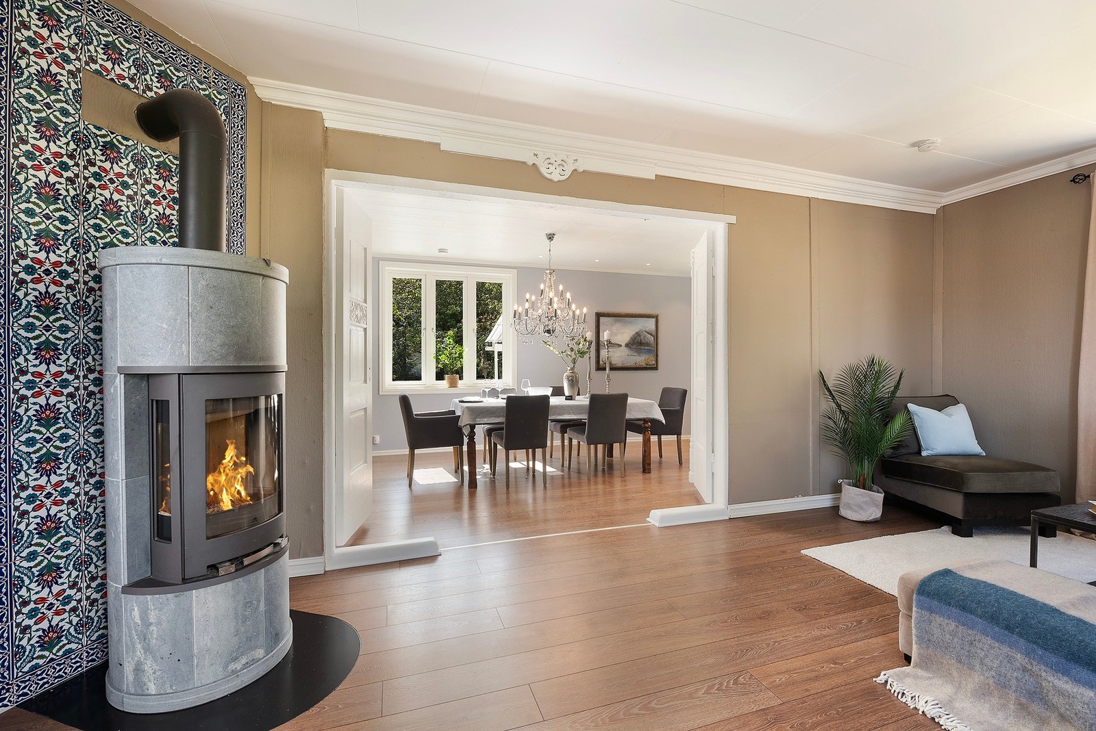 Er står det en flott ved ovn som er kledd i kleberstein Galleribilde