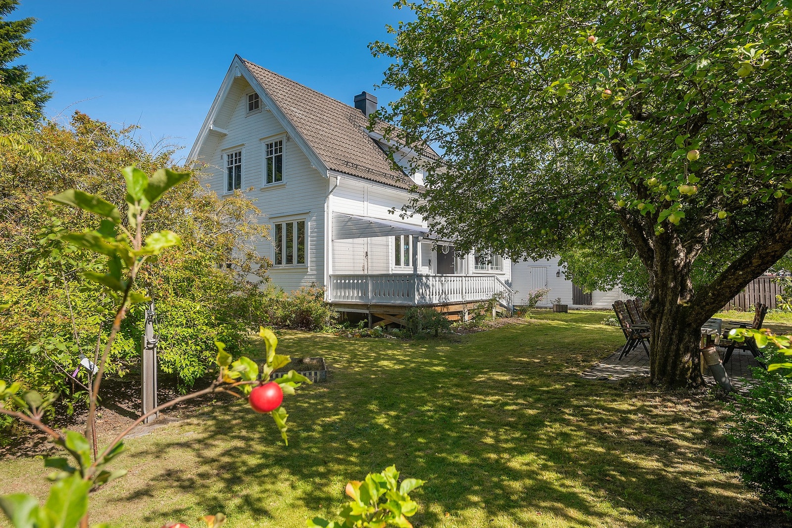 Bussholdeplass, skole og butikk rett ved boligen. Så her bor du sentralt. Galleribilde