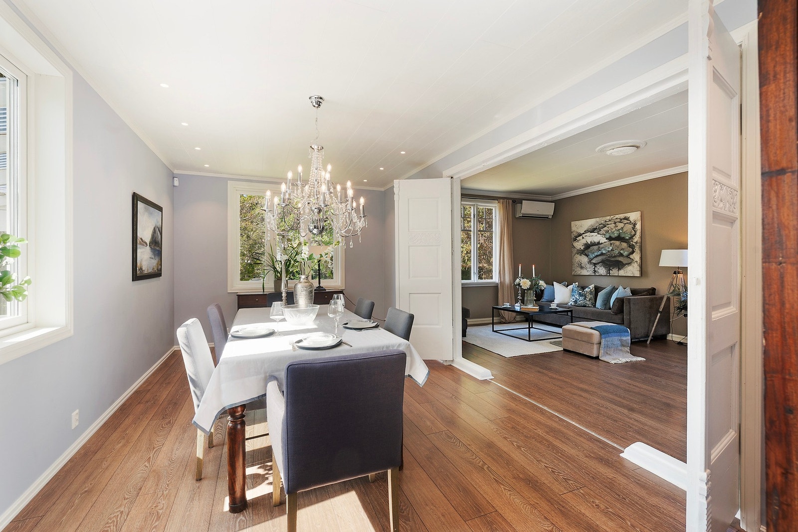 Flott stor spisestue innenfor den første stuen. Galleribilde