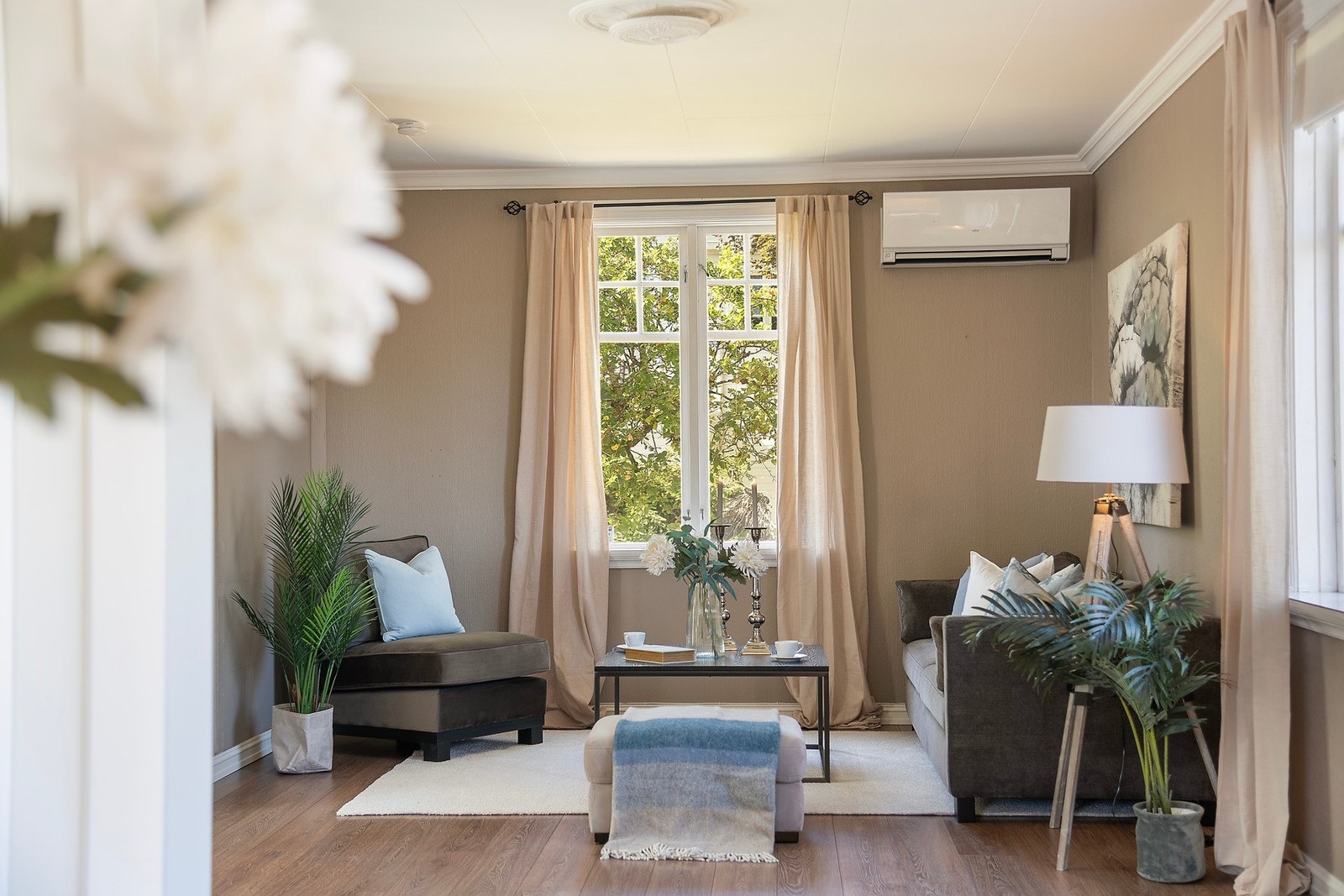 Boligen har to store stuer i første etasje. Galleribilde